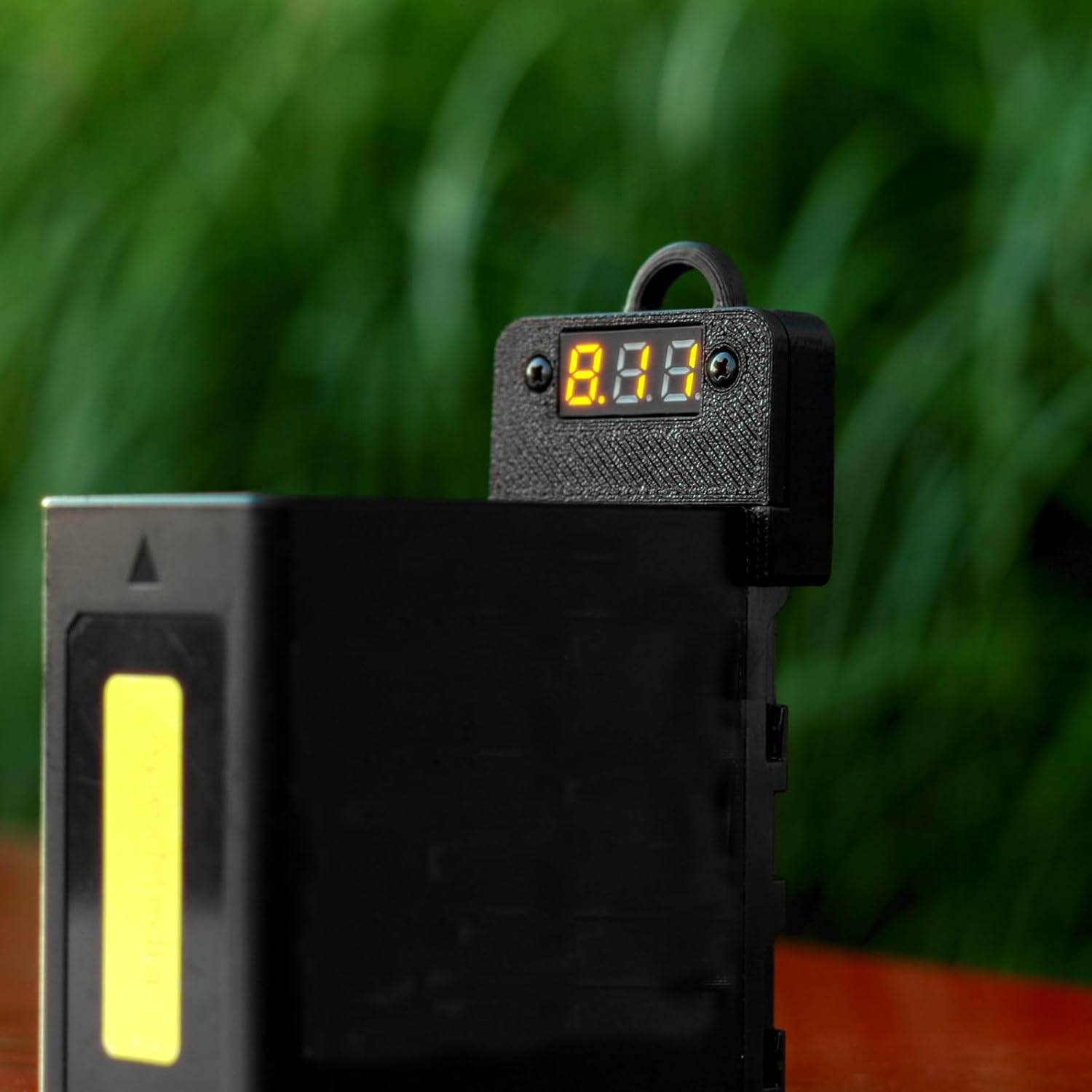 Alvins NP-F Battery Tester Battery Checker for Sony NP F550| F750| F970 Battery Instant Read LCD Voltage Display Battery Tester