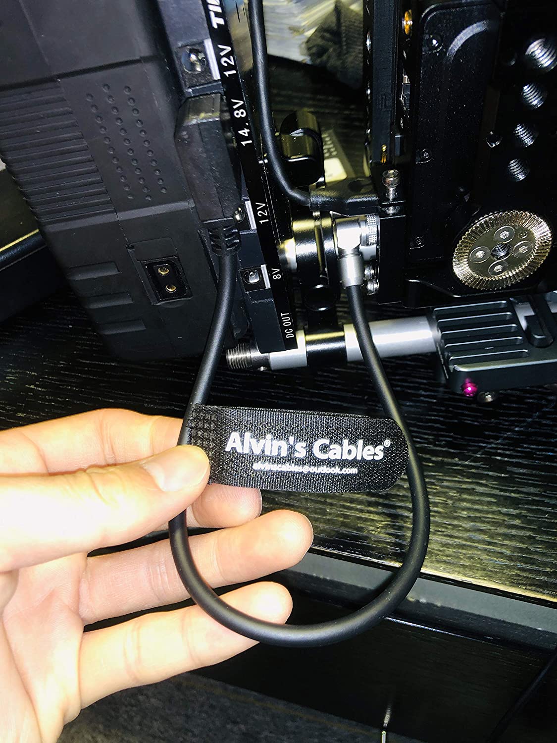Alvin's Cables Drehbares rechtwinkliges 2-poliges Z-CAM-E2-S6/F6-Stromkabel, einstellbar um 90 Grad, 2-poliger Stecker auf D-Tap-Kabel